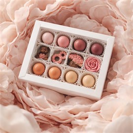 {{photo.Alt || photo.Description || 'Ассорти из 12 конфет на 8 марта'}}