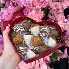 {{photo.Alt || photo.Description || 'Клубника в шоколаде в коробке сердце 12 шт'}}