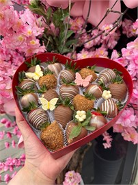 {{photo.Alt || photo.Description || 'Клубника в шоколаде в коробке сердце 19шт'}}